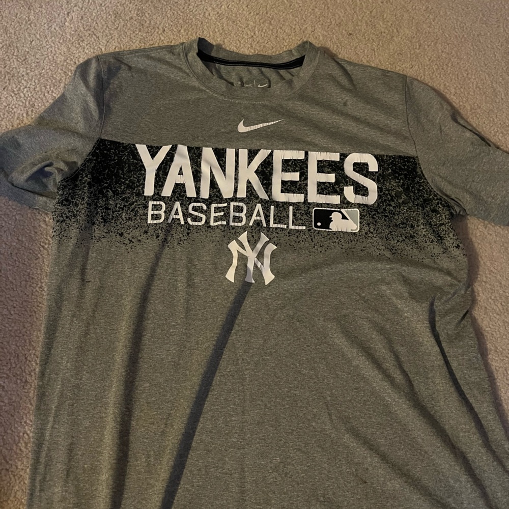 Nike Dri-FIT Gray YANKEES Tee SIZE MEDIUM